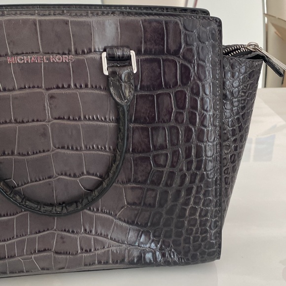 NWT Michael Kors Selma grey large satchel. - Picture 3 of 13